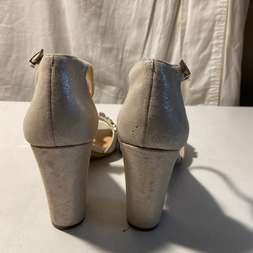 Vince Camuto beige metallic leather sandals with rhinestones size 8.5 NWT - Picture 3 of 7